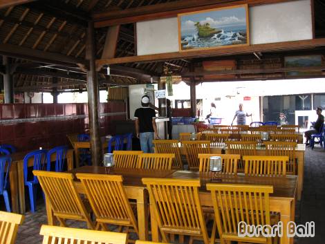 ロマン・カフェ Roman Cafe ジンバラン イカンバカール - バリ島お店情報 - ぶらりバリ島