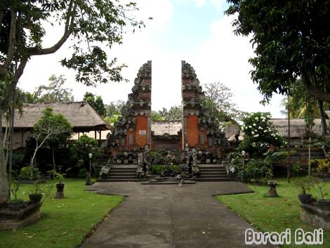 プナタラン サシ寺院 Pura Penataran Sashi