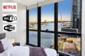 Amazing water-views docklands - wifi-netflix-wine ホテルの詳細