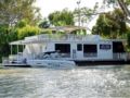 Boats and Bedzzz Houseboat Stays ホテルの詳細