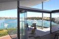 Fremantle Dream - River-front Architect Home & Walk to Beach ホテルの詳細
