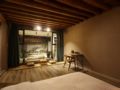Independent courtyard with balcony and big bed by ホテルの詳細