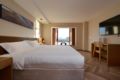 Large bed room with lake view terrace ホテルの詳細