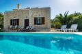 Stone-built Pr. pool Villa, sea view, breakfast ホテルの詳細