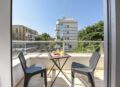 In Heart of TLV - Modern W/ Balcony- 4 BD & 3 BR ホテルの詳細