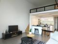 Cozy couple loft. 3 minutes walk to LRT ホテルの詳細