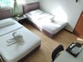 Two single beds with bathroom HUAQIAOHOMESTAY ホテルの詳細