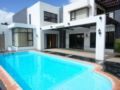 Luxury spacious villa 6 p private pool 2 mn Ocean ホテルの詳細