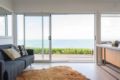 Admire Lovely Sea Views at a Luxury Coastal Home ホテルの詳細