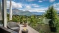 Modern 4 bed home with lake & mountain views. ホテルの詳細