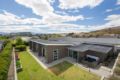 Modern home with spa pool and internal courtyard. ホテルの詳細