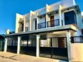 The Pad Townhomes D |4BR modern house near Angeles ホテルの詳細