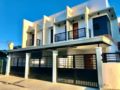 The Pad Townhomes E |4BR modern house near Angeles ホテルの詳細