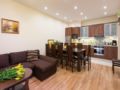 4bdr 2bth Vanilla 5 Apartment, 5min to Main Square ホテルの詳細