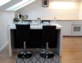 Attic Apartment close to subway and airport ホテルの詳細