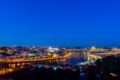 Stunning view of Douro River and D. Luis I Bridge ホテルの詳細