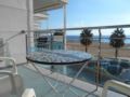 Apartment afoot of beach and view to sea ホテルの詳細