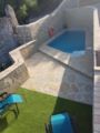 Casas de piedra con piscina 1 ホテルの詳細