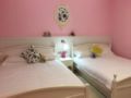 Pink Quadruple Room with Balcony Jacuzzi ホテルの詳細