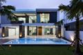 6-Swimming Pool Modern Villa Near Airport ホテルの詳細