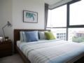Cozy2BR StepsToBTS ComfyBed CityView Spacious Wifi ホテルの詳細