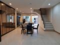 Townhome for rent - 5 mins walk to Skytrain&Mall ホテルの詳細