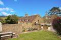 Interior Designed 300 year old Cotswold Cottage ホテルの詳細