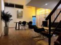 Duplex Hideaway | Stylish Working Space & 2BR ホテルの詳細