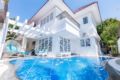 Villa with swimming pool ホテルの詳細