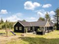 Nine-Bedroom Holiday Home in Henne ホテルの詳細