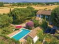 Eight-Bedroom Holiday Home in Caderousse ホテルの詳細