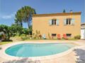 Three-Bedroom Holiday Home in St-Hilaire-d'Ozlihan ホテルの詳細