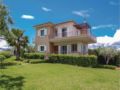 Two-Bedroom Holiday Home in Livanates ホテルの詳細