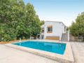 Seven-Bedroom Holiday Home in Tomares ホテルの詳細
